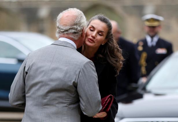 Huch, Prinz Charles kann die Finger nicht von Königin Letizia lassen