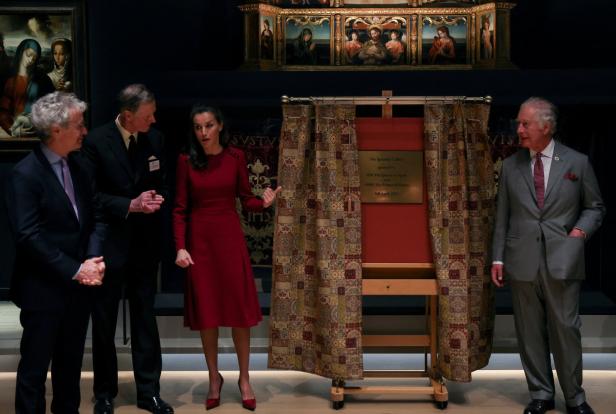 Huch, Prinz Charles kann die Finger nicht von Königin Letizia lassen
