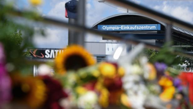 Blumen vor dem Olympia-Einkaufszentrum in München.