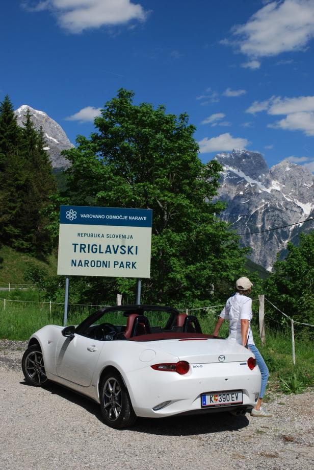 Ein weißer Mazda MX-5 vor dem Triglavski Narodni Park in Slowenien.