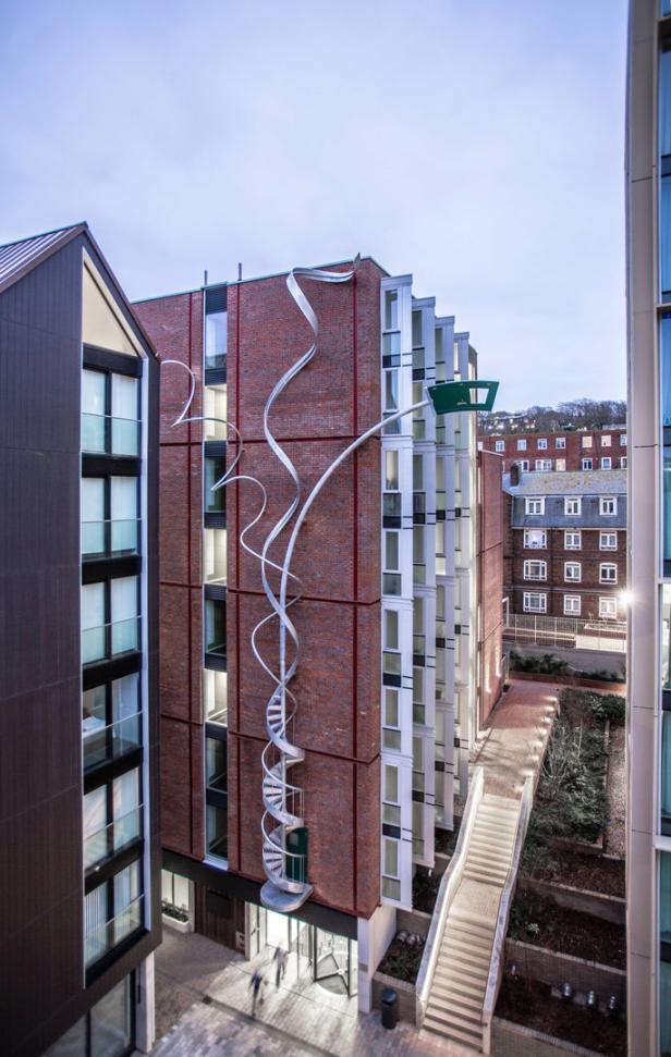 Ein Gebäude mit einer dekorativen, spiralförmigen Treppe an der Fassade.