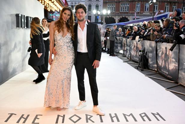 Ein Paar posiert auf dem weißen Teppich für die Premiere von „The Northman“.