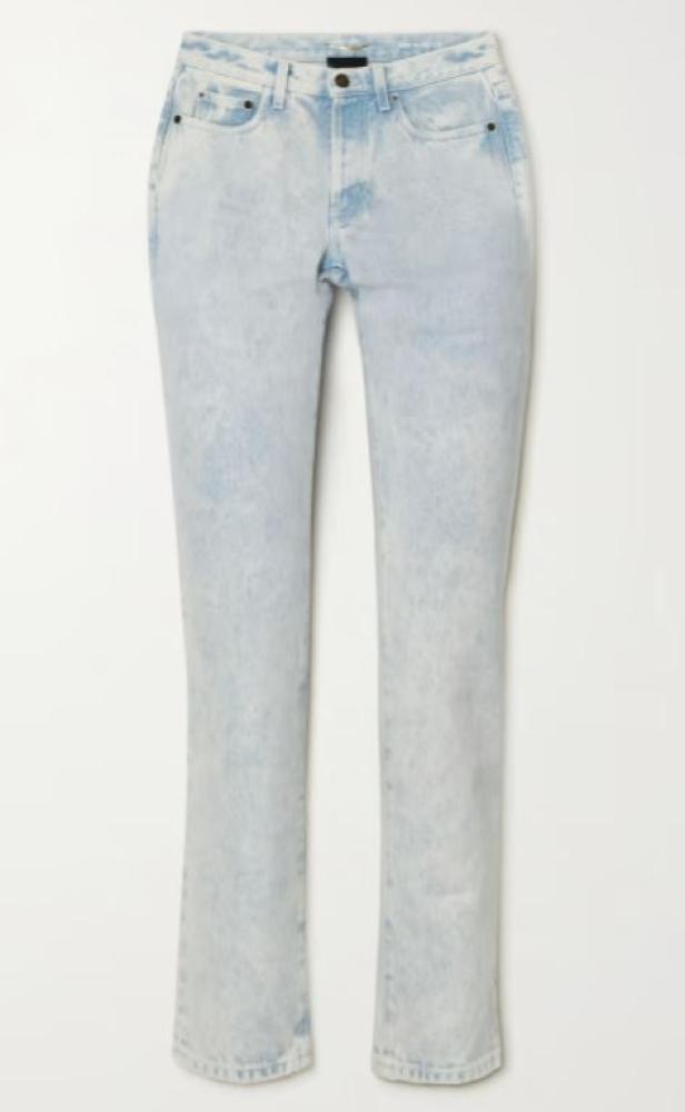 Eine hellblaue Jeans mit Stone-Wash-Effekt vor einem weißen Hintergrund.