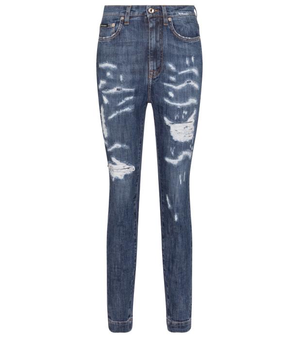 Eine blaue Jeans mit Rissen und weißen Farbspritzern.