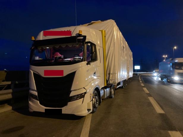 Lkw-Fahrer verpasste die richtige Abfahrt und blieb unter Brücke stecken