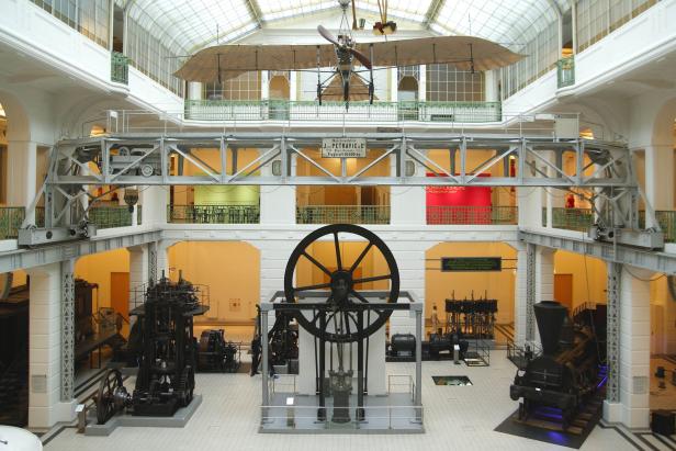 Das Technische Museum Wien zeigt eine Sammlung historischer Maschinen und ein Flugzeugmodell.