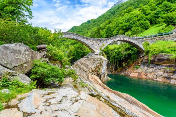 Die mittelalterliche Steinbrücke Ponte dei Salti überspannt den Fluss Verzasca.