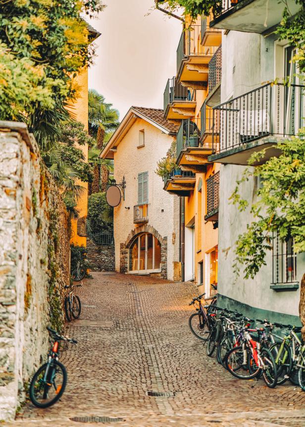 Eine Gasse mit Kopfsteinpflaster und Fahrrädern in einem malerischen Dorf.