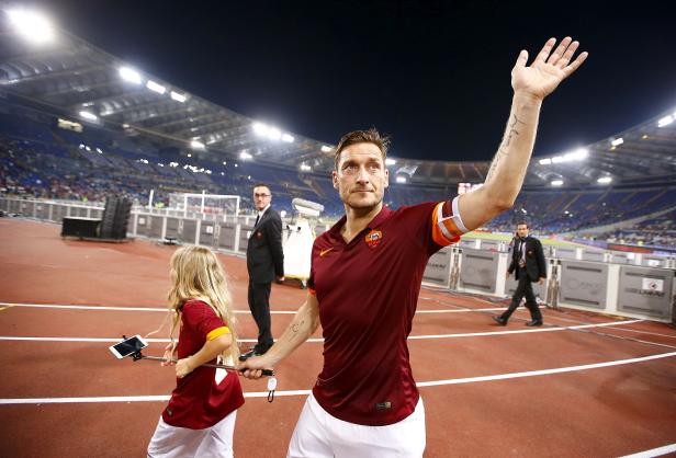 FILE PHOTO: AS Roma's Francesco Totti waves to the crowd at the Olympic stadium in Rome after a 2-1 defeat by Palermo in the final game of the 2014-15 Serie A season. FILE PHOTO: AS Roma's Francesco Totti waves to the crowd at the Olympic stadium in Rome after a 2-1 defeat by Palermo in the final game of the 2014-15 Serie A season.
