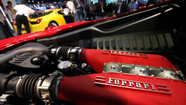 Detailaufnahme des roten Ferrari-Motors auf einer Automobilausstellung.