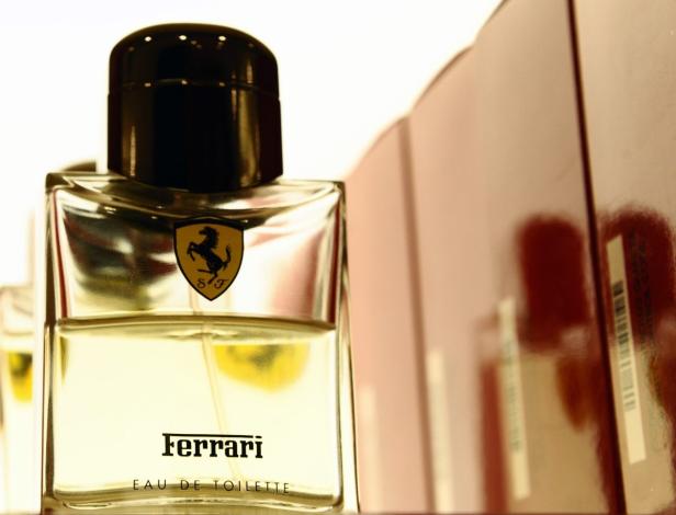 Eine Flasche Ferrari Eau de Toilette steht vor einer roten Verpackung.