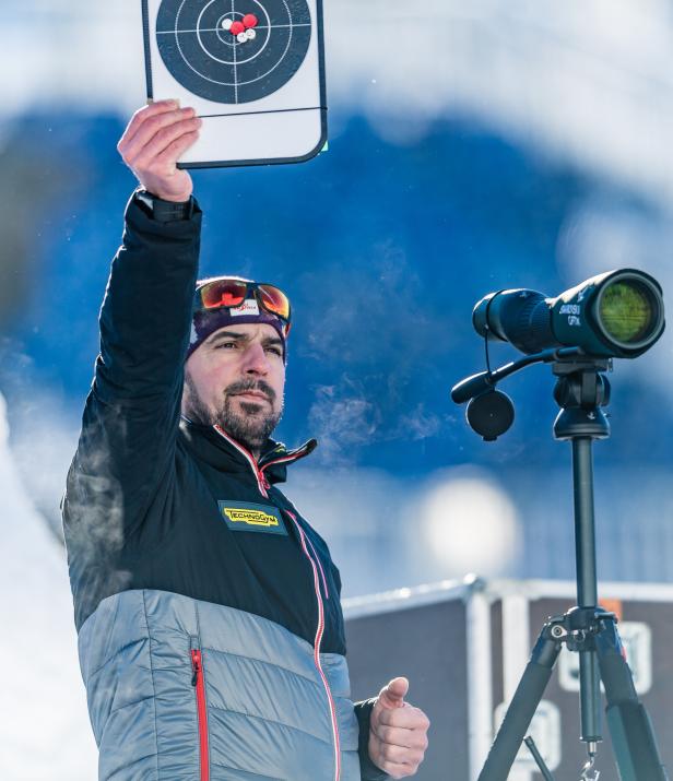 Ein Mann hält eine Zielscheibe beim Biathlon-Weltcup in Hochfilzen hoch.
