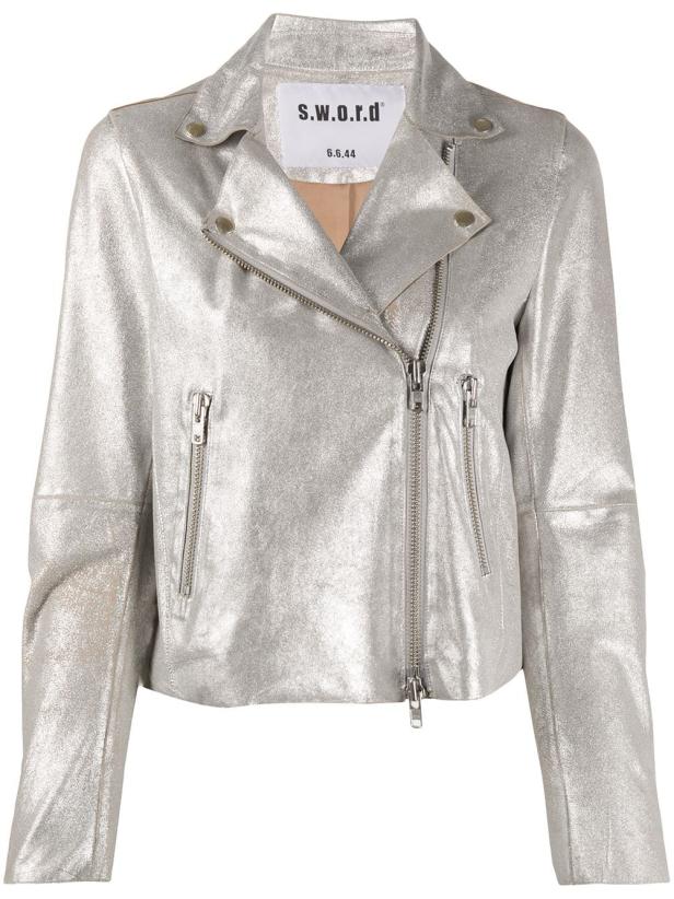 Eine silberne Lederjacke im Biker-Stil von S.W.O.R.D. 6.6.44.