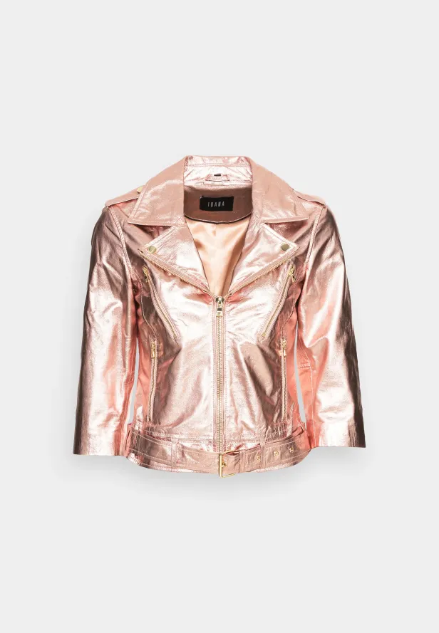 Eine roségoldene Bikerjacke mit Reißverschlüssen und Gürtel.