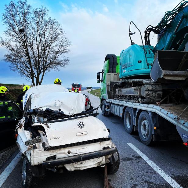 Schwerer Unfall bei St. Pölten: Auto krachte frontal gegen Baum