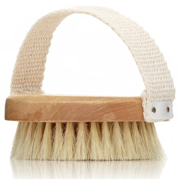 Eine Trockenbürste mit Holzgriff und einer Schlaufe aus Baumwolle.