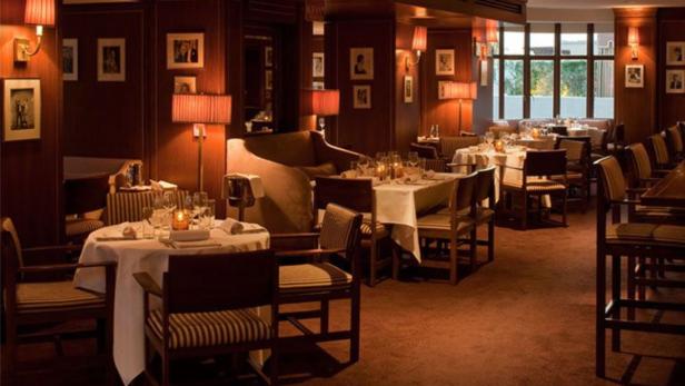 Sunstettowerhotel … Ein elegant eingerichtetes Restaurant mit gedeckten Tischen und gedämpftem Licht.