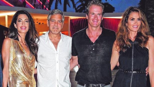 Clooney, gerber, crawford… Amal Clooney, George Clooney, Rande Gerber und Cindy Crawford posieren zusammen.