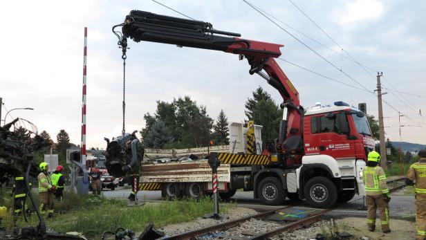 S3 in NÖ: Zug gegen Lkw