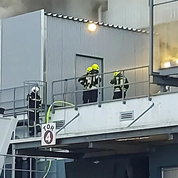 Enns: 18 Feuerwehren kämpften gegen Großbrand in Industriebetrieb