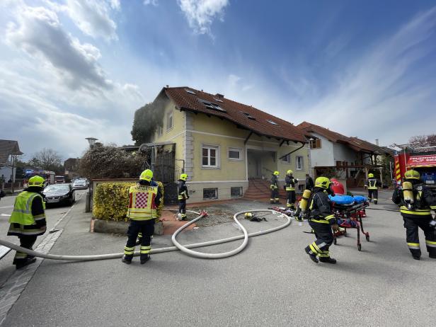 Bezirk Mödling: Feuerwehr rettete Bewusstlosen aus brennendem Haus