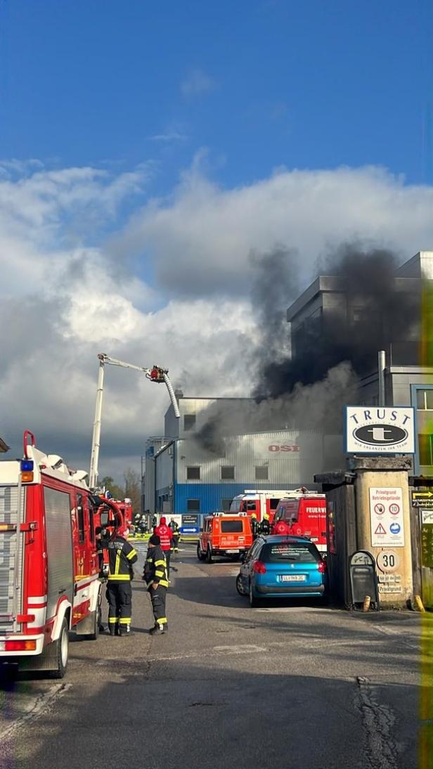 Enns: 18 Feuerwehren kämpften gegen Großbrand in Industriebetrieb