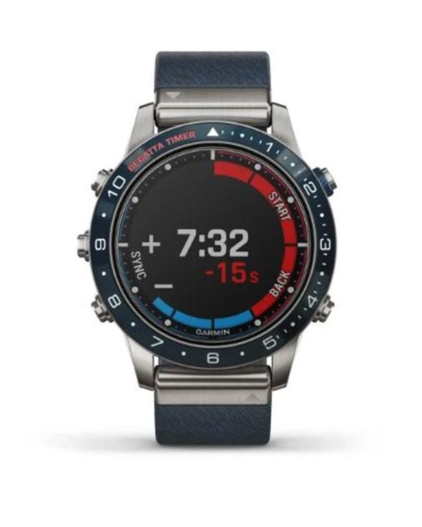 Eine Garmin Regatta-Uhr zeigt die Zeit 7:32 und einen Countdown von 15 Sekunden an.