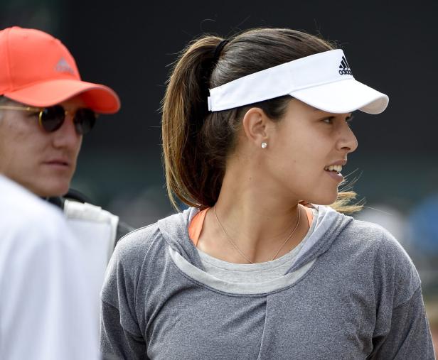 Die Tennisspielerin Ana Ivanović mit einem weißen Visor, neben ihr ihr Ehemann Bastian Schweinsteiger.