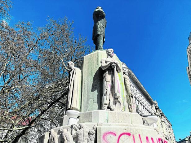 Drei Kloschüsseln zieren das Lueger-Denkmal