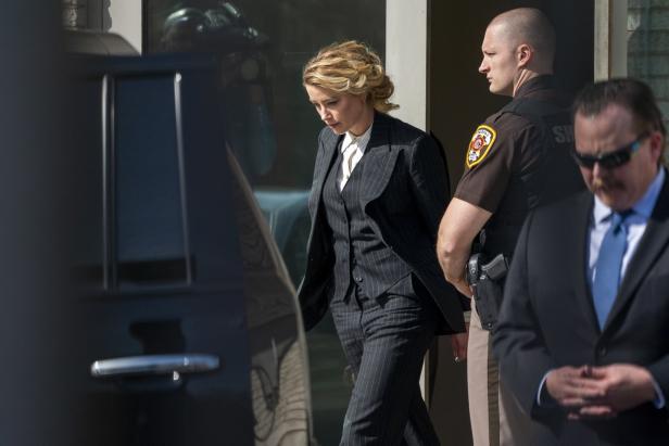 Depp und Heard streiten wieder vor Gericht: Bilder vom Prozess-Auftakt