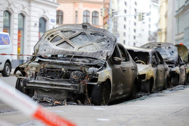 Brandanschlag auf Polizeiautos kostete Steuerzahler 300.000 Euro