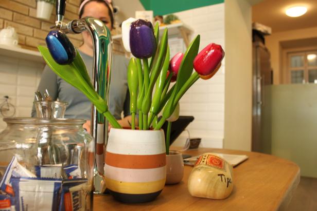Rosinenbrot und Tulpen im niederländischen Kaffeehaus