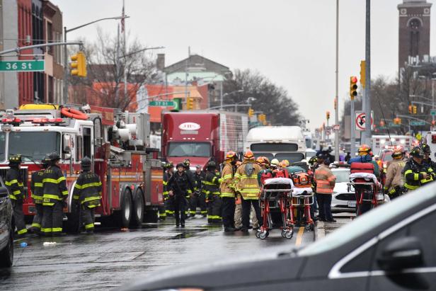 Schüsse in New Yorker U-Bahn-Station: 23 Verletzte, Polizei sucht Täter