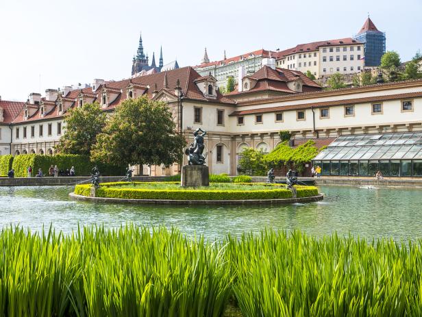 Ein Blick auf den Wallenstein Garten in Prag mit einem Teich und Statuen.