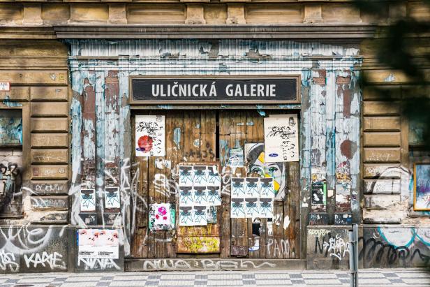 Die Uličnická Galerie ist mit Graffiti und Postern bedeckt.