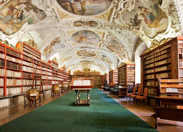 Der theologische Saal der Stiftsbibliothek Strahov in Prag mit reich bemalter Decke.