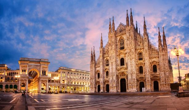 Der Mailänder Dom und die Galleria Vittorio Emanuele II bei Dämmerung.