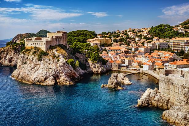 Die Altstadt von Dubrovnik liegt auf einer felsigen Halbinsel am azurblauen Meer.