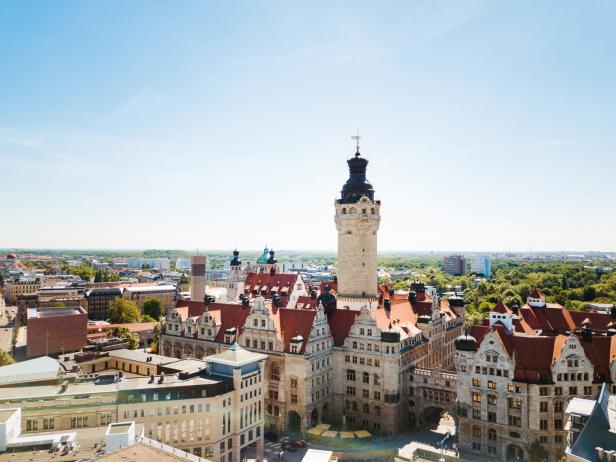 Luftaufnahme des Neuen Rathauses in Leipzig mit seinem markanten Turm.