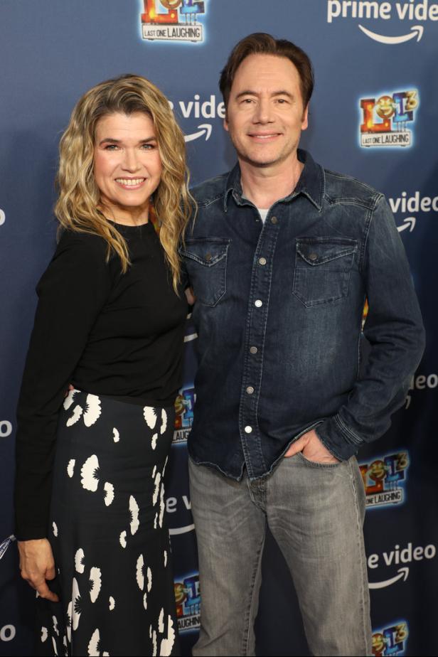 Anke Engelke und Bastian Pastewka posieren auf dem roten Teppich für „Last One Laughing“.