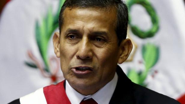 Ollanta Humala, ehemaliger Präsident von Peru, spricht vor einer peruanischen Flagge.