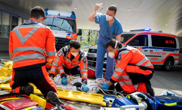 PRESSETERMIN ALLGEMEINE UNFALLVERSICHERUNGSANSTALT (AUVA), BERUFSRETTUNG WIEN ANL. INBETRIEBNAHME DES NEUEN NOTARZTEINSATZFAHRZEUGES DES TRAUMAZENTRUMS WIEN Diskussion ist zu Ende: Künftige Notarztstruktur in NÖ steht fest