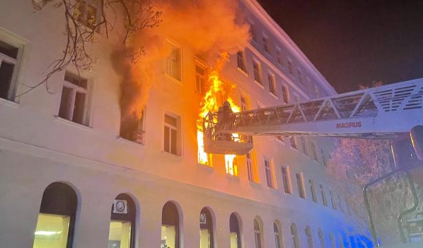Zimmerbrand in der Brigittenau: Flammen schlugen aus Fenstern