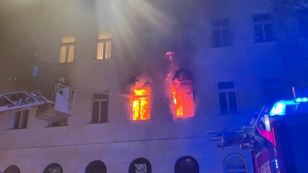 Zimmerbrand in der Brigittenau: Flammen schlugen aus Fenstern