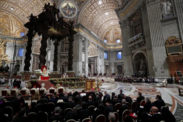 Osternacht im Petersdom: Papst ruft zu "Friedensgesten" auf