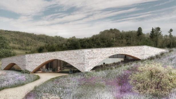 Ein modernes Weingut in der Chianti-Region mit einem geschwungenen Steindach.