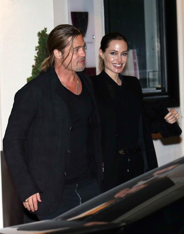Brad Pitt und Angelina Jolie verlassen gemeinsam ein Gebäude.