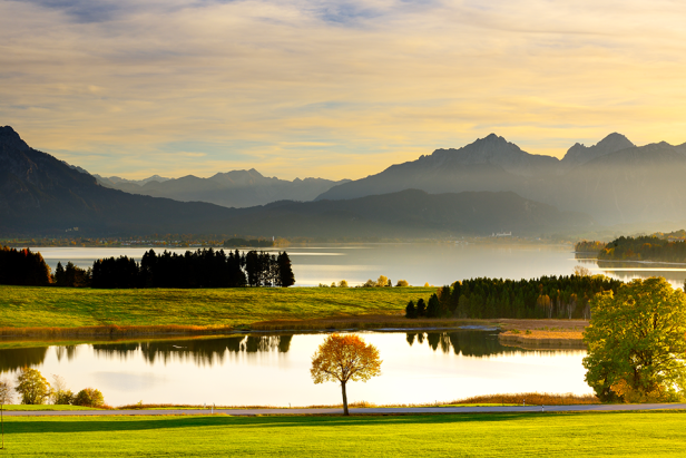 Füssen: Stausee Forggensee im Allgäu, Deutsche Alpenstraße.