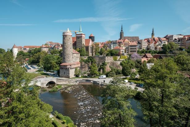 Blick auf Bautzen mit der Spree im Vordergrund.