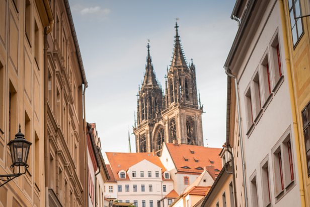 Blick durch eine Gasse auf den Dom zu Meißen.